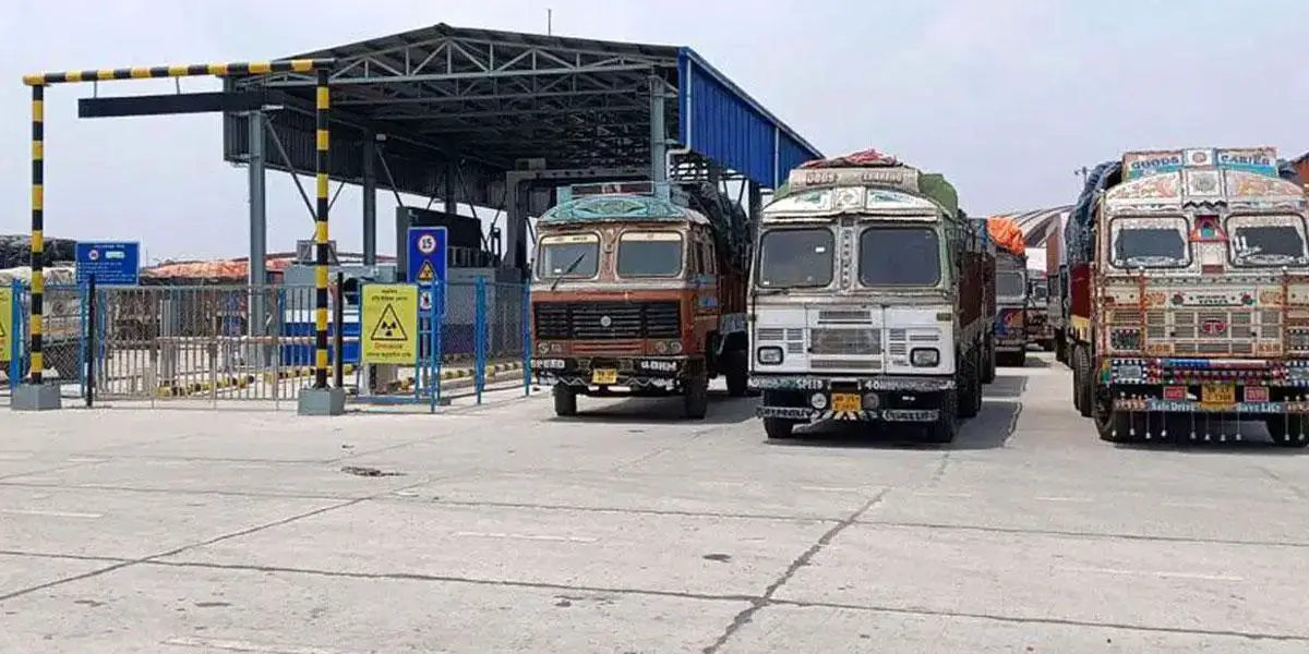 নিষেধাজ্ঞার প্রভাবে বেনাপোল বন্দরে আমদানি-রপ্তানি কমেছে