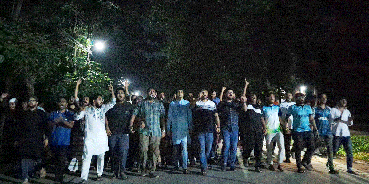 জাবিতে মিটফোর্ডের সামনে ব্যবসায়ীকে নৃশংস হত্যার প্রতিবাদে বিক্ষোভ