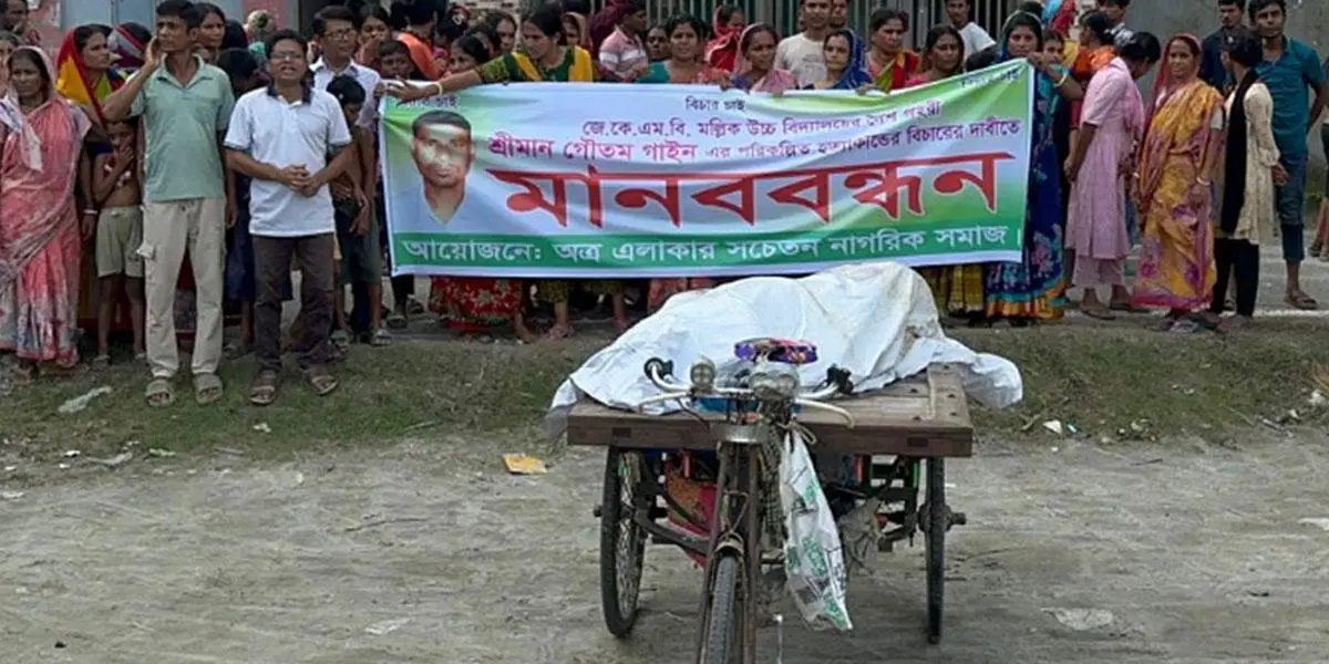 গোপালগঞ্জে হত্যাকাণ্ডের বিচার চেয়ে মরদেহ নিয়ে বিক্ষোভ