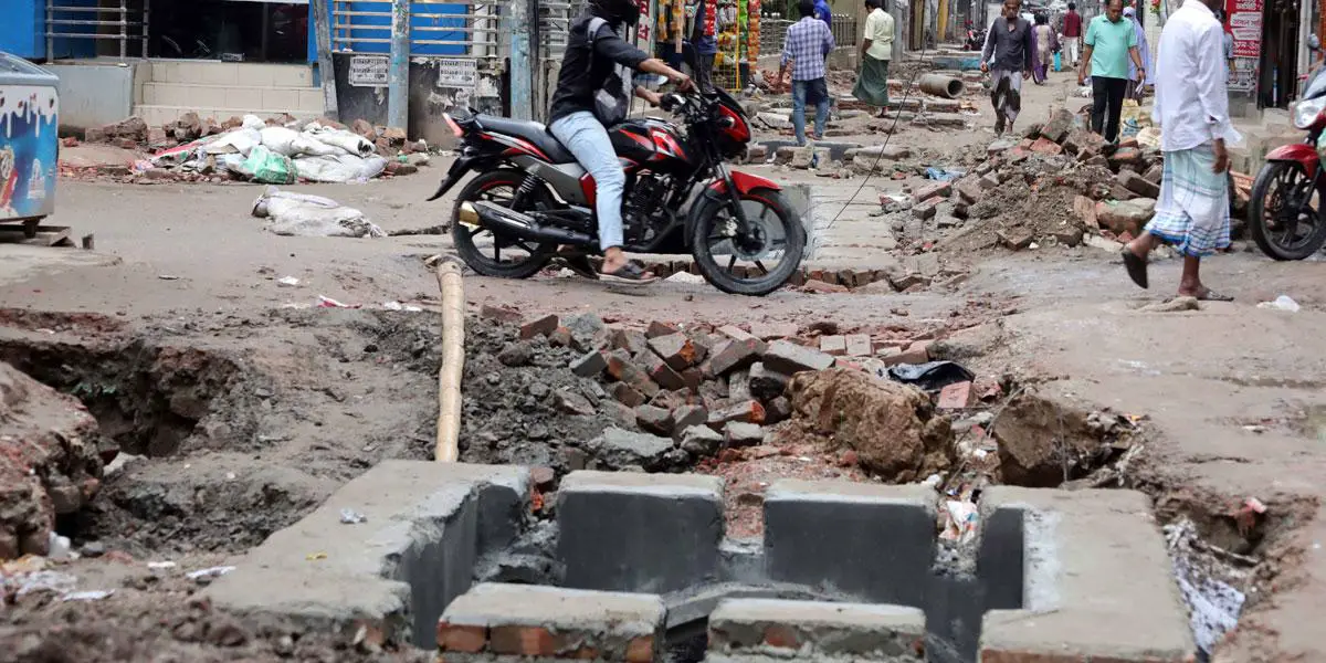 রামকৃষ্ণ মিশন সড়কে খোঁড়াখুঁড়ি: কষ্টে শিক্ষার্থী, রোগী, সাধারণ মানুষ