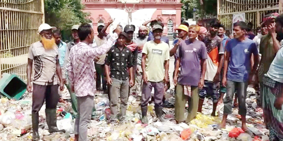 কুষ্টিয়া পৌরসভার মূল ফটকে আবর্জনা ফেলে পরিচ্ছন্নতা কর্মীদের আন্দোলন