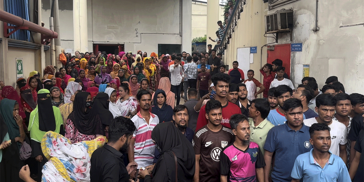 গাজীপুরে বকেয়া বেতন ও নির্যাতনের প্রতিবাদে পোশাক শ্রমিকদের বিক্ষোভ