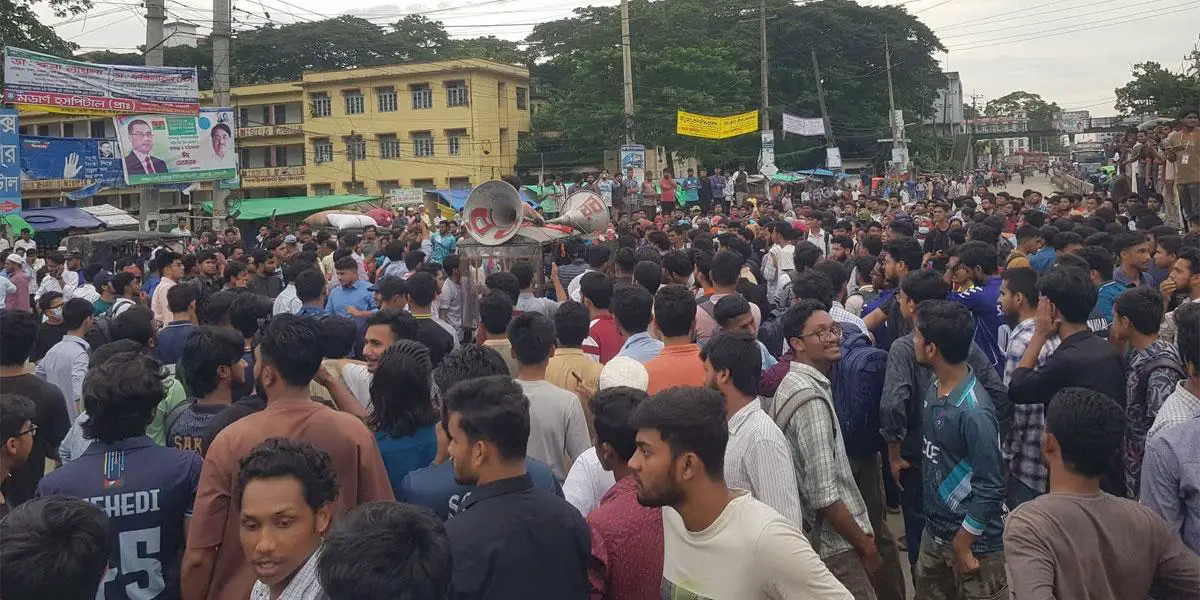 নোবিপ্রবি শিক্ষার্থীদের ওপর হামলার প্রতিবাদে সড়ক অবরোধ ও অবস্থান কর্মসূচি