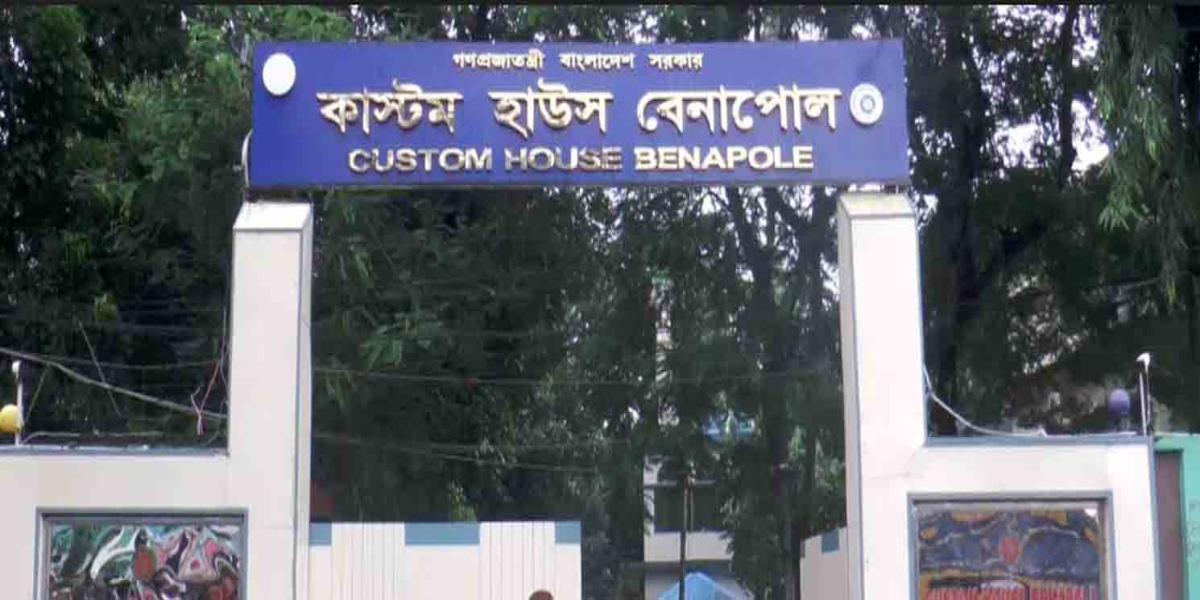 টানা বৃষ্টিতে বেনাপোল বন্দর-কাস্টম হাউসে হাঁটুপানি, ব্যাহত পণ্য খালাস