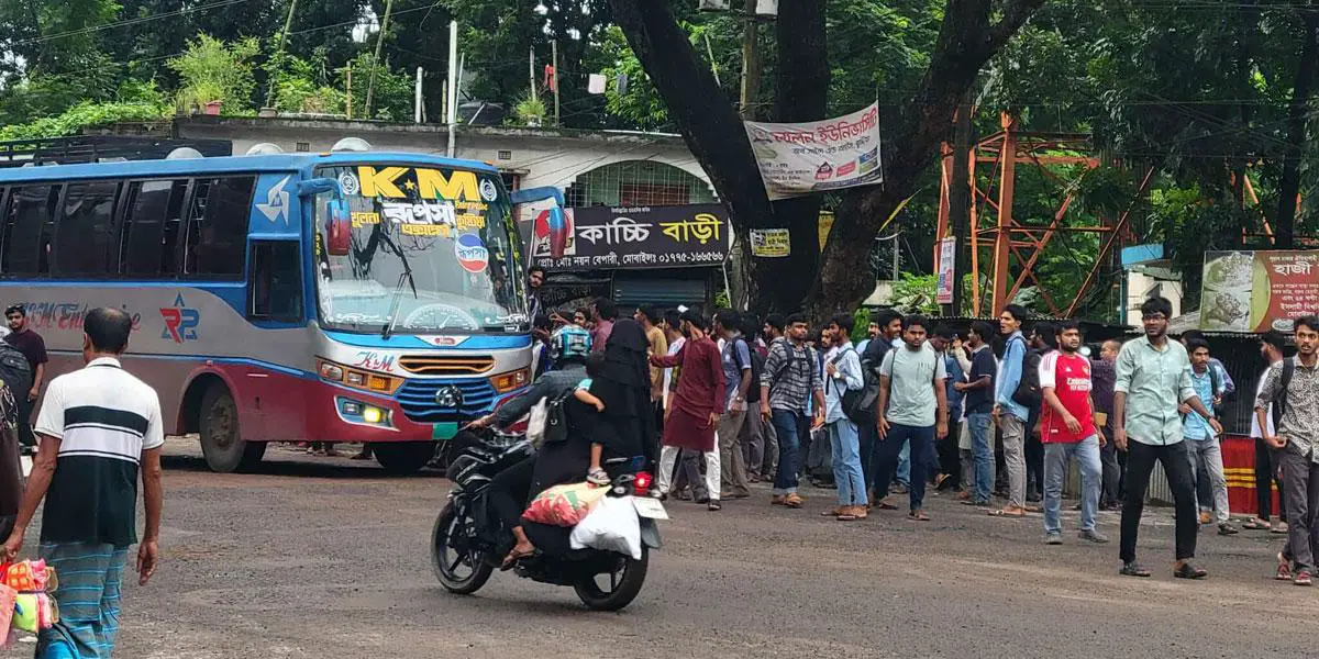 ইবি ছাত্রীকে বাসের হেলপারের মারধর, ক্যাম্পাস গেটে ৫ বাস আটক