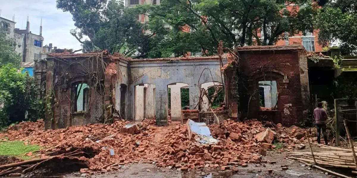 ময়মনসিংহে সত্যজিৎ রায়ের পূর্বপুরুষের ঐতিহাসিক বাড়িটি ভেঙে ফেলা হচ্ছে