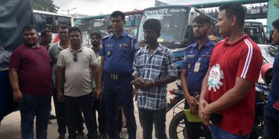 মানিকগঞ্জ বাসস্ট্যান্ডে চাঁদাবাজির সময় যুবক আটক
