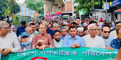 রাজধানীতে পেশাজীবীদের মৌন মিছিল