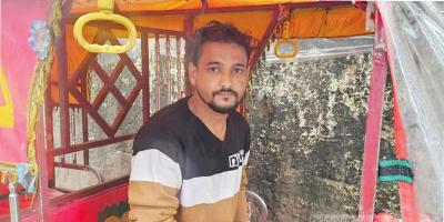 যাত্রীর ফেলে যাওয়া ১৫ লাখ টাকা ফেরত দিলেন ইজিবাইকচালক