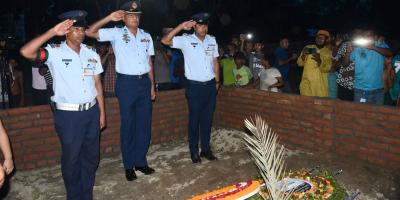 শিক্ষিকা মাহেরীন চৌধুরীর সমাধিতে বিমানবাহিনীর পুষ্পস্তবক অর্পণ