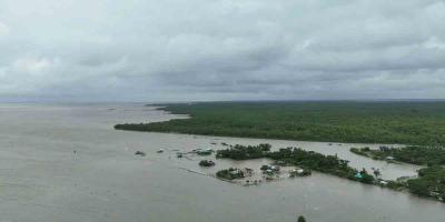 অস্বাভাবিক জোয়ারে তলিয়ে যাচ্ছে হাতিয়া, দ্বীপজুড়ে আতঙ্ক
