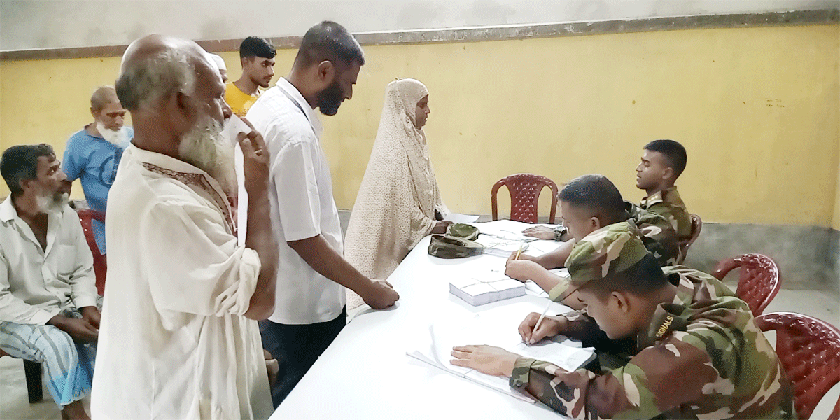 জয়পুরহাটে সেনাবাহিনীর চিকিৎসাসেবা