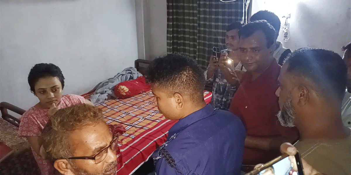 বড় মেয়ে পালিয়ে বিয়ে করায় ছোট মেয়েকে গৃহবন্দি করে রাখলেন বাবা