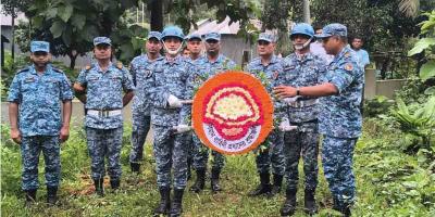 মাইলস্টোন ট্র্যাজেডি: টাঙ্গাইলে নিহত ২ শিক্ষার্থীর কবরে বিমানবাহিনীর শ্রদ্ধা