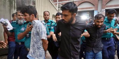 আদালতে রিয়াদদের ঘিরে চাঁদাবাজ-চাঁদাবাজ স্লোগান