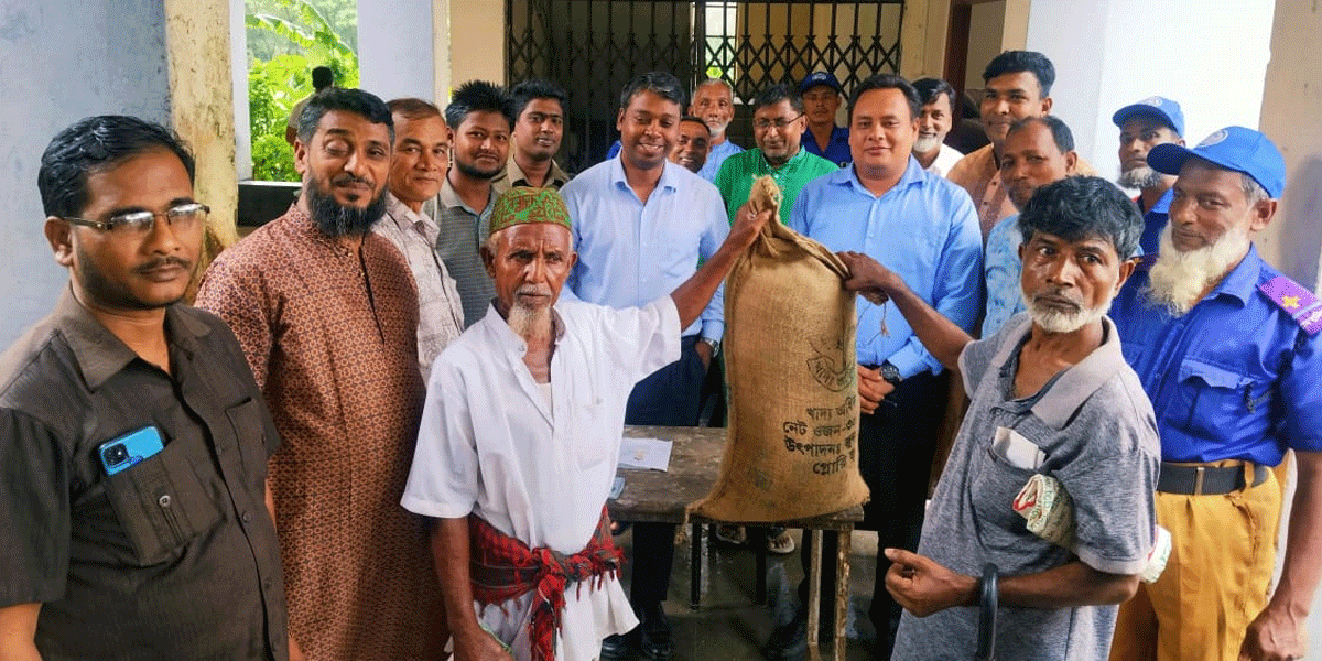 হাতিয়ায়  ক্ষতিগ্রস্ত পরিবারের মধ্যে চাল বিতরণ