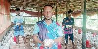 মুরগির খামার করে সফল মোশারেফ