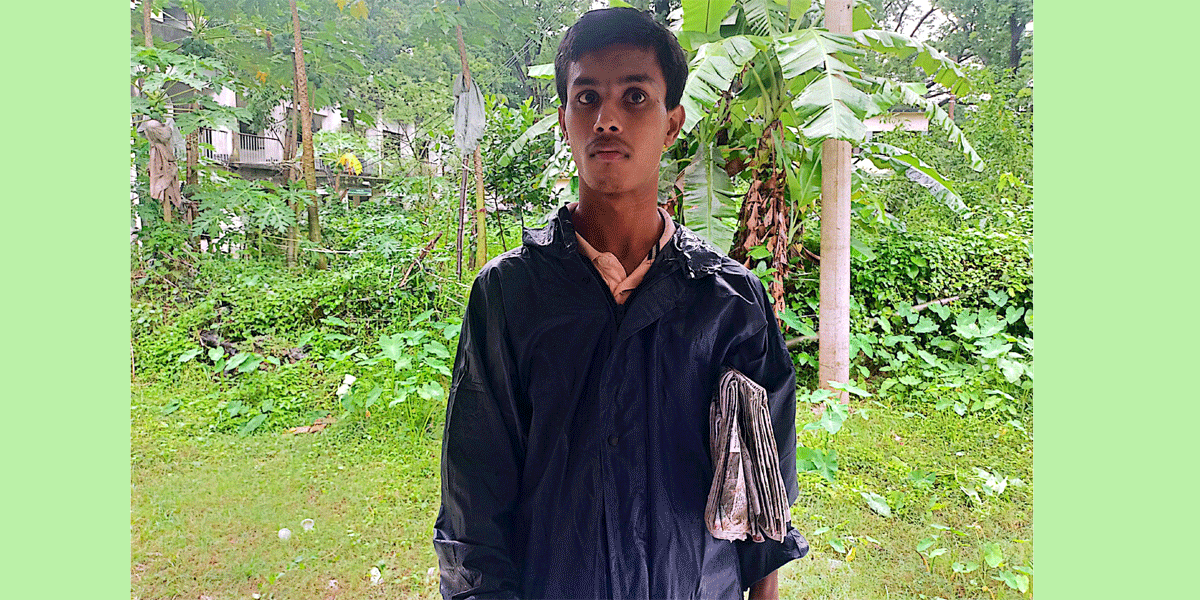 পত্রিকা বেচে পরিবার চলে প্রতিবন্ধী সাদেকের