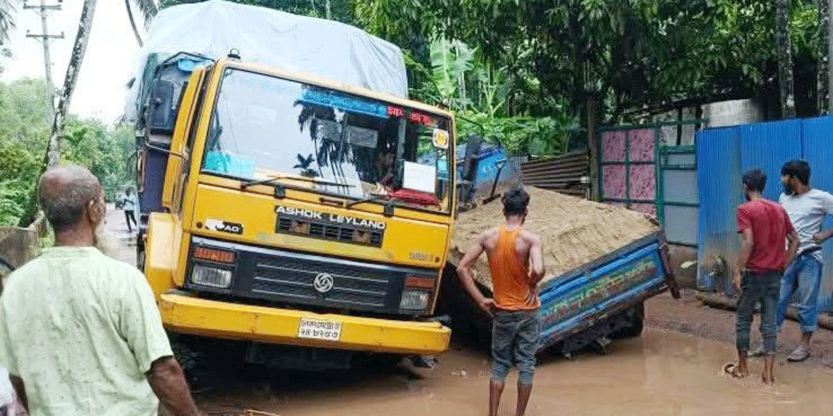 দালাল বাজার-মীরগঞ্জ সড়ক যেন মৃত্যুকূপ!