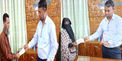 হাতিয়ায় বাল্কহেডের ধাক্কায় নিহত ২ জেলে পরিবারকে আর্থিক সহায়তা