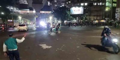 ৩৩ ঘণ্টা পর শাহবাগে যান চলাচল স্বাভাবিক