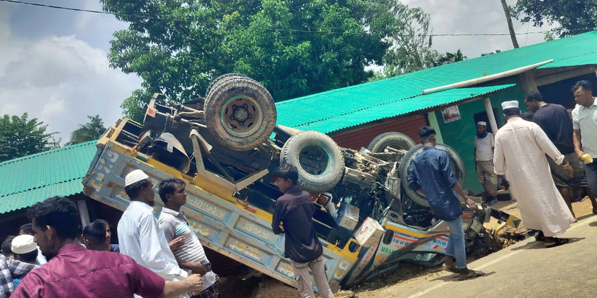 টেকনাফে ডাম্পট্রাক নিয়ন্ত্রণ হারিয়ে নিহত  ১