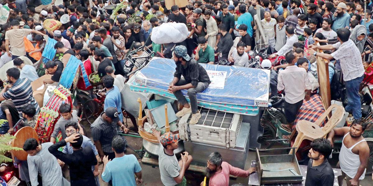 জনস্রোতে ভেসেই অফিসে