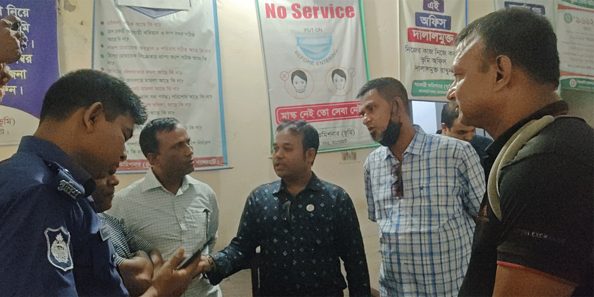 সাংবাদিক পরিচয়ে ভূমি অফিসে চাঁদা দাবি, আটক ৩
