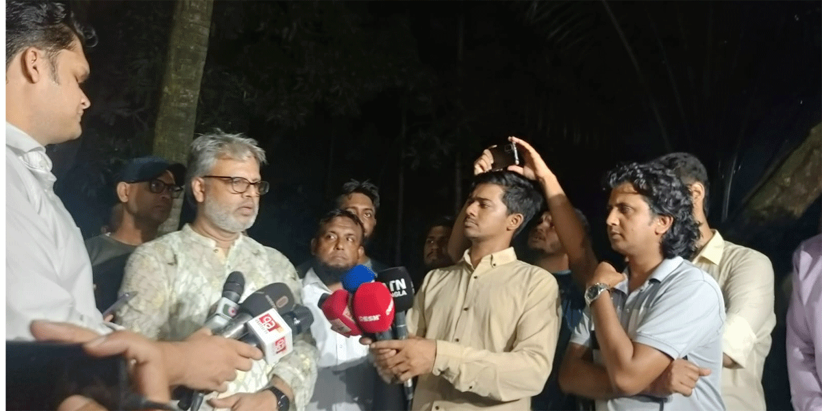 মাঝরাতে ঢাবিতে বিক্ষোভ, হলে থাকছে না ছাত্র রাজনীতি