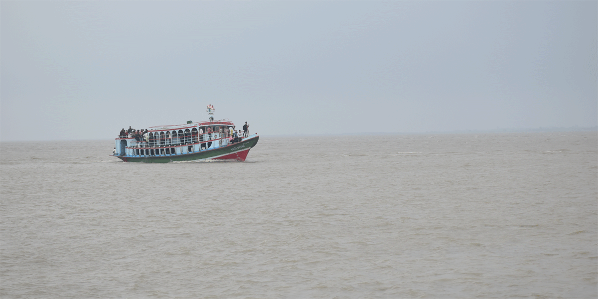 ১৩ ঘণ্টা পর পাটুরিয়া-দৌলতদিয়া নৌপথে লঞ্চ চলাচল শুরু
