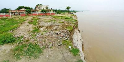 চাঁপাইনবাবগঞ্জে পদ্মা-মহানন্দা গিলছে জনপদ