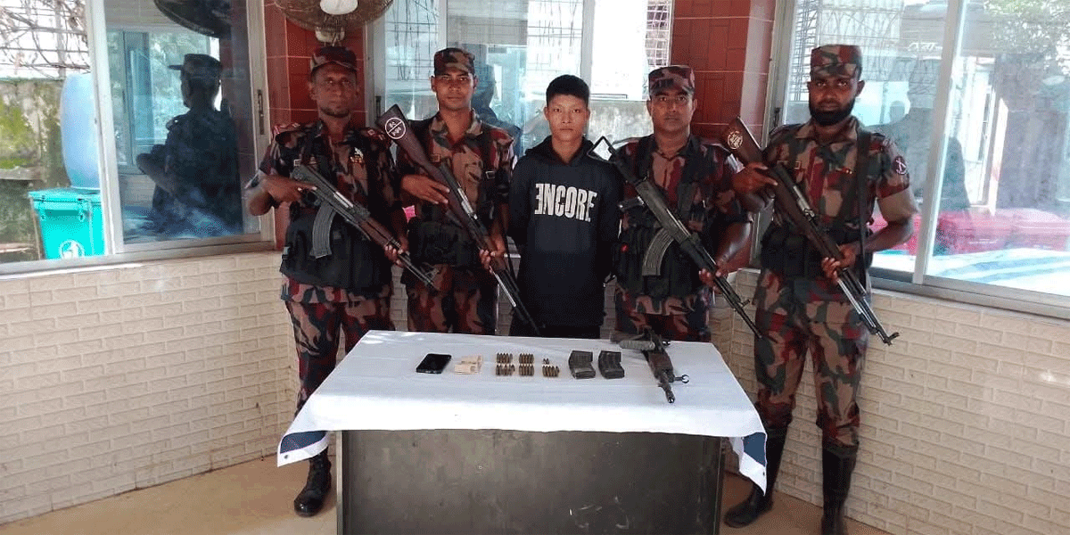 অস্ত্রসহ আরাকান আর্মির এক সদস্যের আত্মসমর্পণ