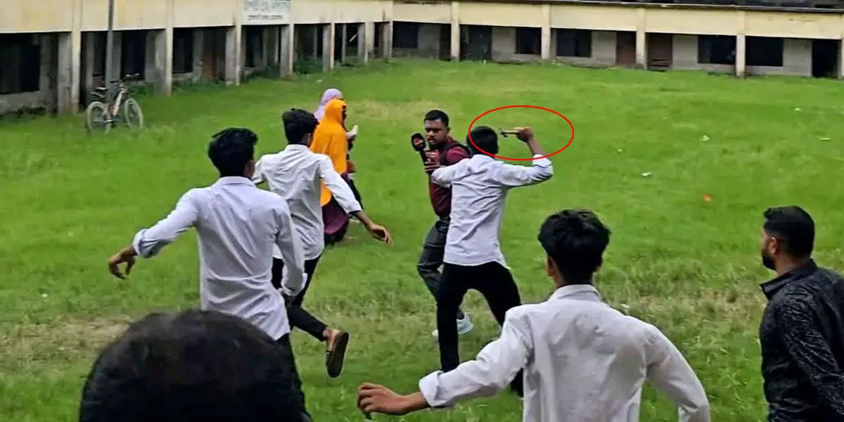 অফিস সহকারী দিয়ে পাঠদান: প্রতিবাদ করায় ৪১ শিক্ষার্থীকে পিটিয়ে আহত, সাংবাদিকদের হাতুড়িপেটা