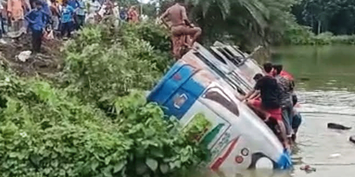ঝিনাইদহে বাস উল্টে পুকুরে, আহত ১০