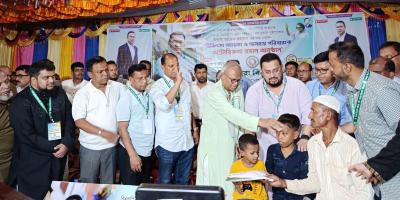 ২ শিশুকে চিকিৎসা সহায়তা ও অটোরিকশা দিলেন তারেক রহমান