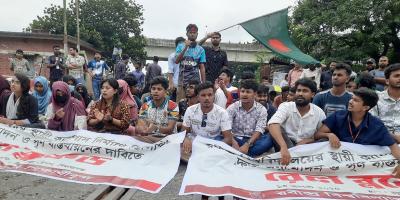 রবীন্দ্র বিশ্ববিদ্যালয়ের স্থায়ী ক্যাম্পাসের দাবিতে ঢাকা-উত্তরাঞ্চল রেলপথ অবরোধ