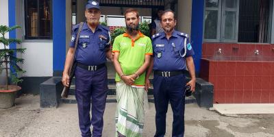 চাঁদা না দেওয়ায় বৃদ্ধ ও তার স্ত্রীকে মারধর, সাবেক স্বেচ্ছাসেবক দল নেতা গ্রেপ্তার