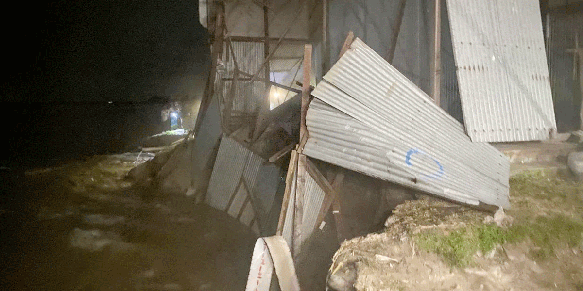 মুন্সীগঞ্জে পদ্মার ভাঙনে শতবর্ষী বাজার বিলীন