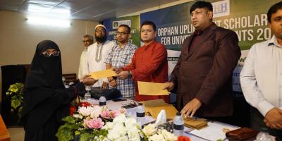 বেরোবির ১২০ শিক্ষার্থীকে ১২ লাখ টাকা সহায়তা দিল ইউএইচএইচ