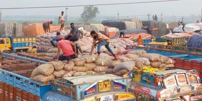 হিলি স্থলবন্দর দিয়ে রেকর্ড পরিমাণ চাল ও পেঁয়াজ আমদানি