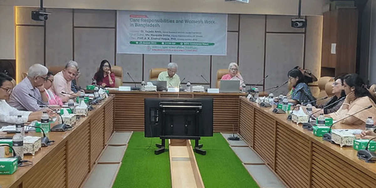 বাসাবাড়িতে নারীরা পুরুষের চেয়ে চার গুণ বেশি কাজ করেন