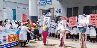 বরিশাল নার্সিং কলেজে ৩ শিক্ষকের কুশপুতুল  দাহ, ক্লাস বর্জন