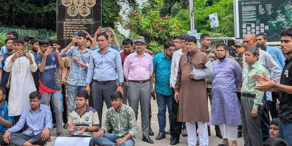 চবির প্রধান ফটক বন্ধ করে শিক্ষার্থীদের বিক্ষোভ, ক্লাস-পরীক্ষা স্থগিত