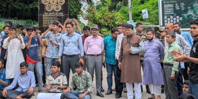 চবির প্রধান ফটক বন্ধ করে শিক্ষার্থীদের বিক্ষোভ, ক্লাস-পরীক্ষা স্থগিত