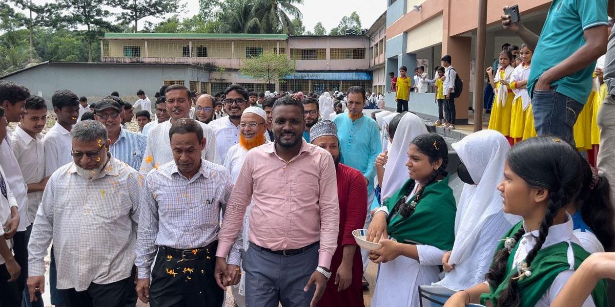 ফুল সাজানো গাড়িতে স্কুলশিক্ষককে রাজকীয় বিদায়