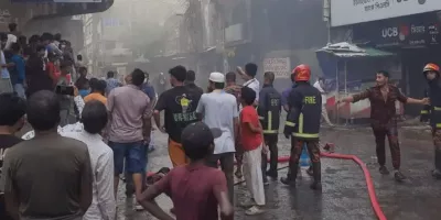 টঙ্গীতে কেমিক্যাল গুদামে আগুন, ১০০ মিটারের মধ্যে না চলাচলের পরামর্শ