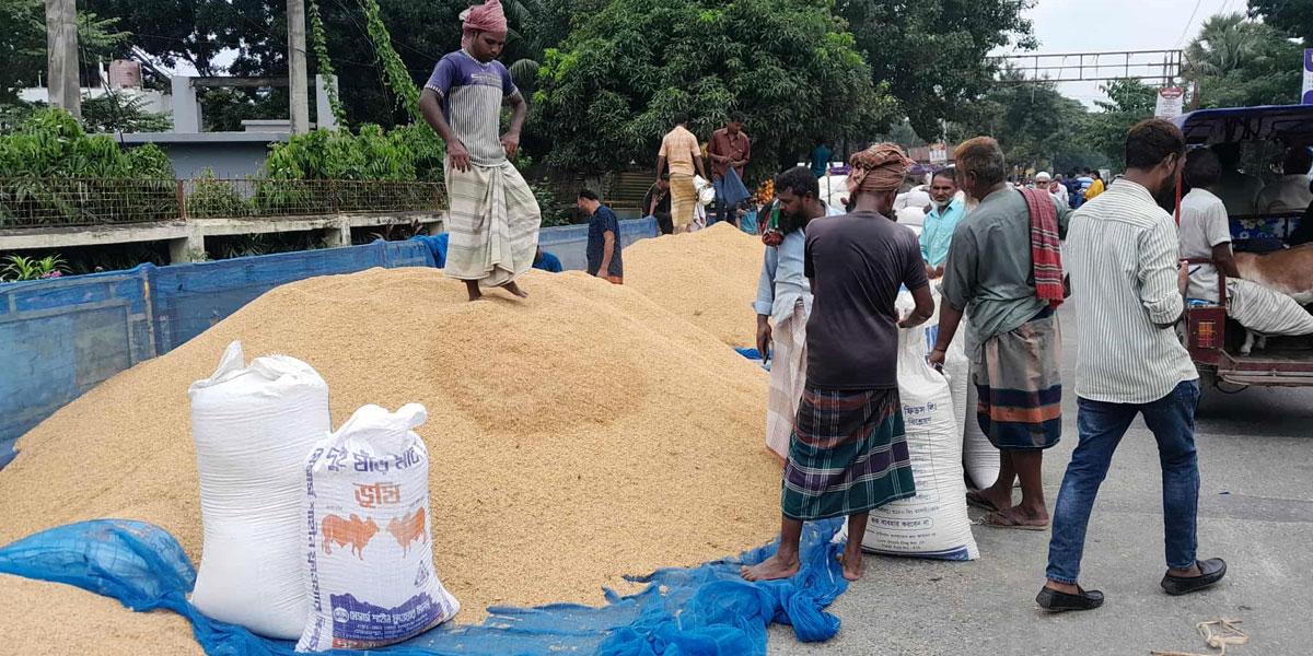 সিরাজগঞ্জের সড়কে হাট, দুর্ভোগে যাত্রী-পথচারী