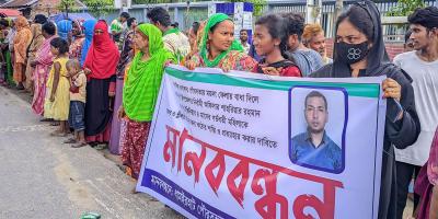ধামইরহাটে অন্তঃসত্ত্বাকে মারধরের অভিযোগে ইউএনওর বিরুদ্ধে বিক্ষোভ