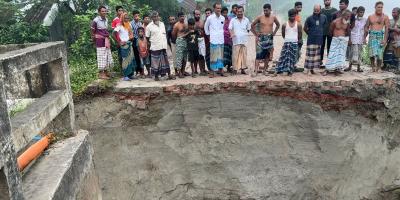 টাঙ্গাইলে সেতুর অ্যাপ্রোচ ধসে যান চলাচল বন্ধ