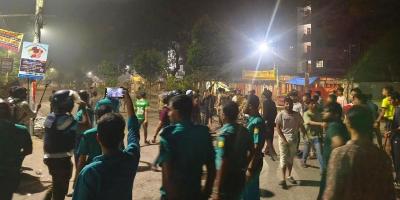 মধ্যরাতে ঢাবি-ঢাকা কলেজ শিক্ষার্থীদের সংঘর্ষ: সাংবাদিকসহ আহত অনেকে